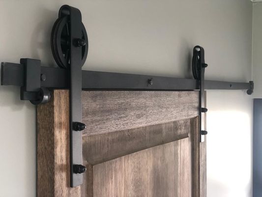 6.6FTの単一の木製の滑走の納屋の大戸ハードウェア基本的な黒く大きいスポークの車輪のローラーのキット