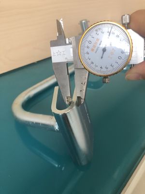 産業バナナの索道のローラーは白い表面に電流を通した