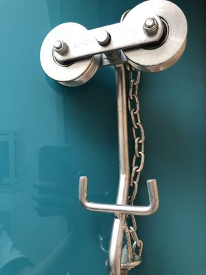 産業バナナの索道のローラーは白い表面に電流を通した